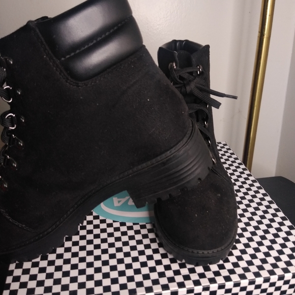 Boots - Picture 3 of 5